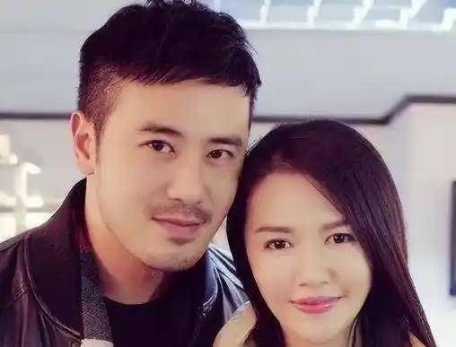 谭维维竟有一对龙凤胎,与丈夫恩爱出游,一家四口好甜蜜_陈亦飞_女儿