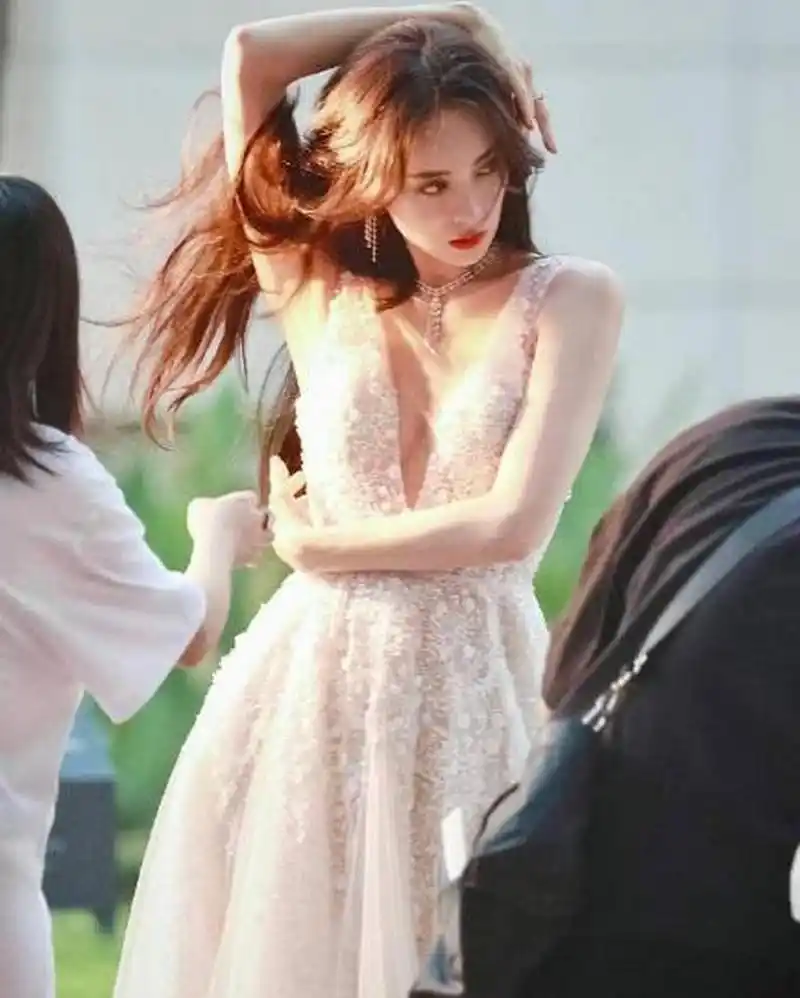 古力娜扎# 白色深v礼服,性感精致! 676767