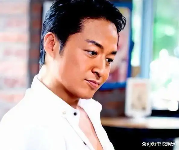 61岁马景涛嘴歪秃顶,脸部浮肿,养俩孩子生活压力大