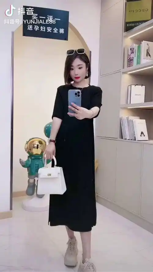 怀孕6个多月了穿上这个黑色连衣裙完全看不出来肚子去坐地铁没人给让