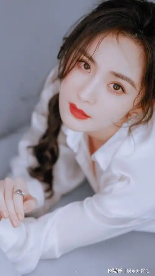 杨幂的造型真的能杀疯了,白色优雅性感,黑色霸气邪魅