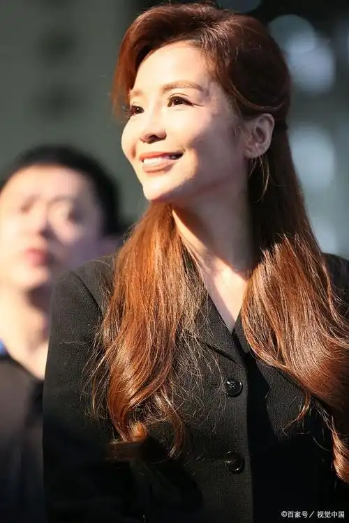 央视朱迅重返舞台!与新人搭档担任主持人,事业发展疑似出现转机