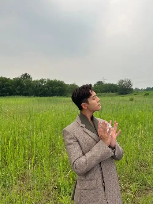 陈伟霆原野灯火露营大片