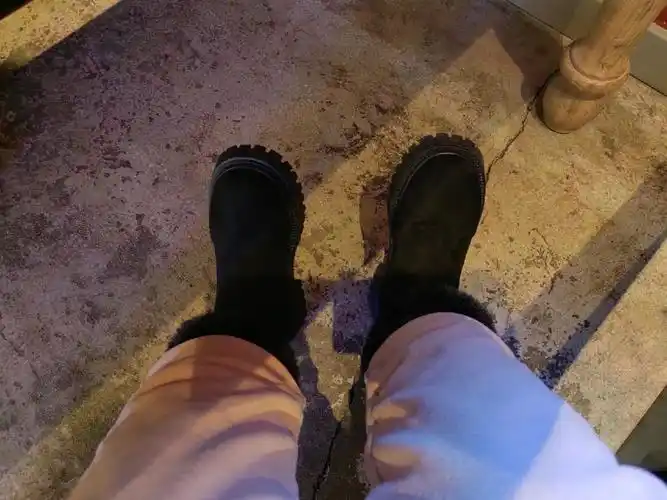 南方人第一次来东北,没买过雪地靴,买的这双雪地靴又硬又重,穿久了磨