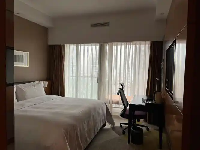 该说不说,豪华也没豪华多少,房间不大,没有衣柜,没有鞋子.