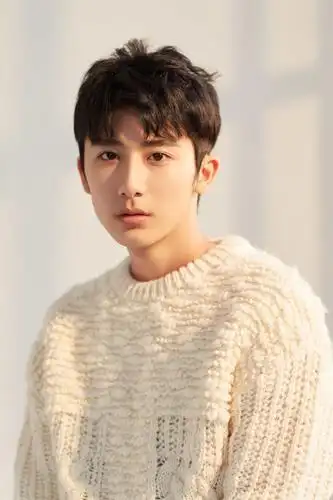 近日,电视剧《闪光少女》男主,新人演员郝富申曝光了一组全新写真,身