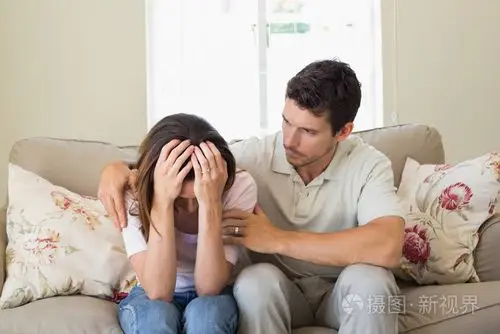 安慰悲伤的女人,在客厅里的男人