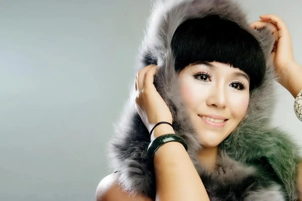 原创草原歌手乌兰托娅走红后带泪的亲情不让病重的父亲留下遗憾