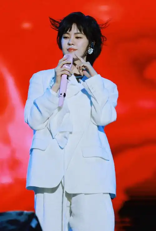 郁可唯超话#听live听郁可唯#今晚@郁可唯姐姐演出现场美图来啦!