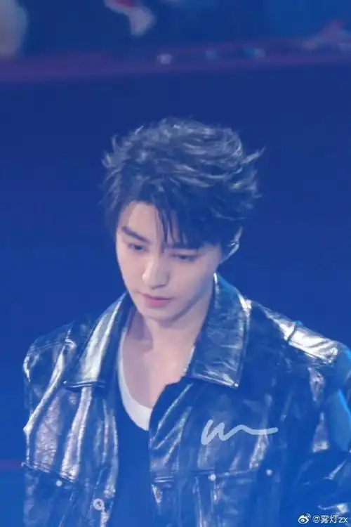 精选照片get王俊凯超话#王俊凯活动全场蓝海##王俊凯骆驼品牌全球代言