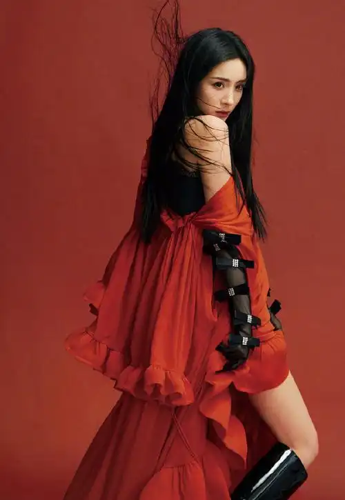 杨幂好有个性,黑色轻纱手套镶蝴蝶结,搭配橘红色长裙明艳抢镜