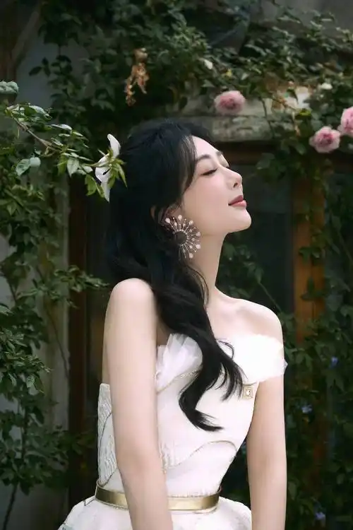 杨紫白色抹胸礼服造型 展现冬日静谧之美_风格_风妆_流转