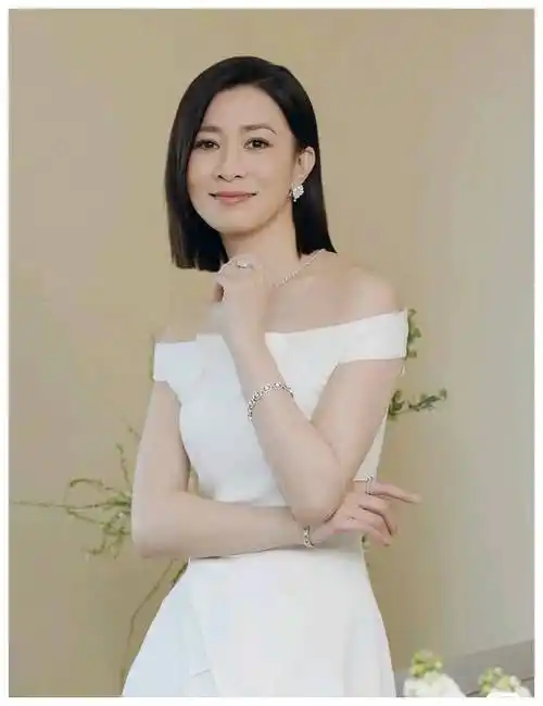 李若彤分享全新近照风格多样大胆尝试