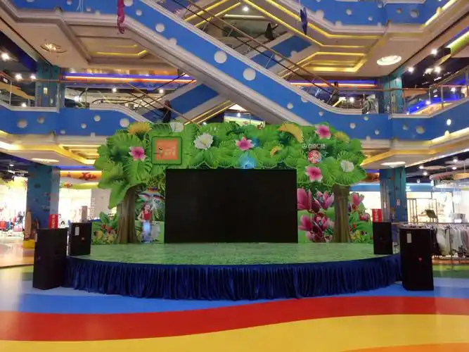 这里就是我们参加比赛的舞台~万达广场中庭舞台