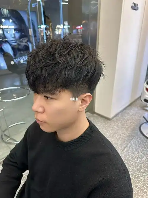 因为碎盖需要蓬松和纹理层次的头发太直太贴剪完需要稍微烫一下哦