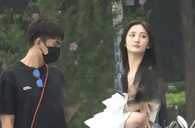 林更新携小11岁校花女友出游途经服务区吃泡面为避嫌分开走