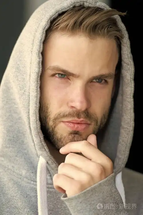 有胡子的男人看起来英俊的戴着头巾.