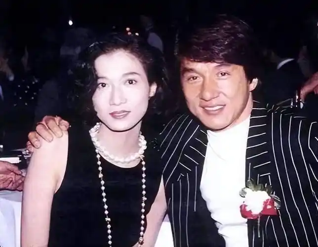 成龙23岁私生女国外领免费食物爹不认娘不疼为养老婆艰难打工