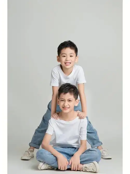 兄弟情家中每天折磨我的两个小男孩