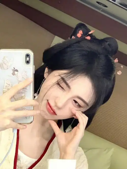 鞠婧祎嘟嘴戳脸live图##鞠婧祎花间令造型对镜自拍