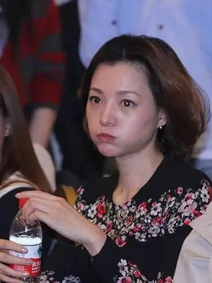 49岁董卿断崖式衰老,头发稀少穿着似大妈,老公欠债783万成老赖