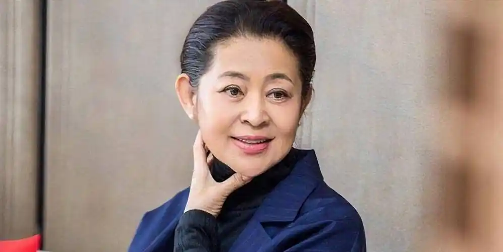 64岁倪萍近照曝光,鼻孔外翻撞脸尔康,当奶奶的年纪依旧热衷整容_网友