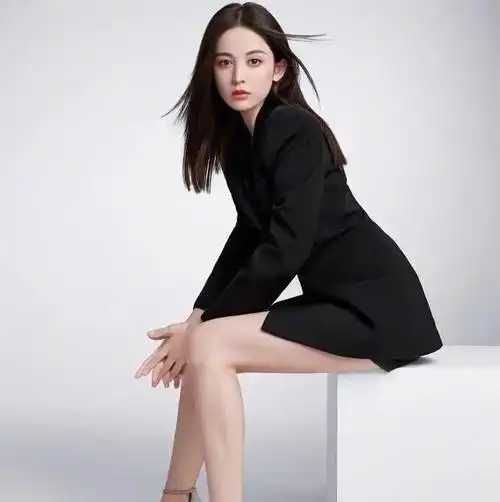 古力娜扎美照大秀事业线肤白貌美大长腿性感迷人