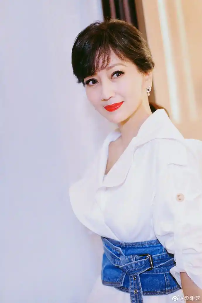 赵雅芝给网友出填空题晒美照身材依旧苗条