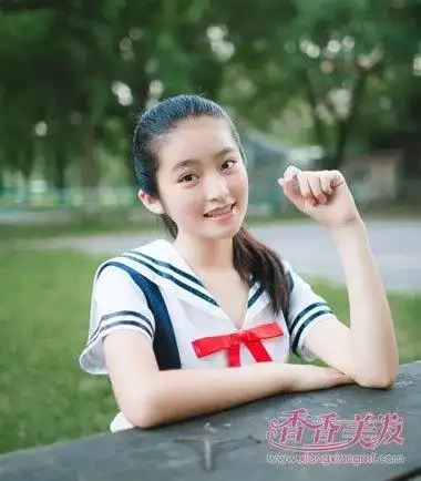 女生无刘海扎蓬松马尾辫发型