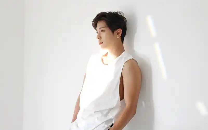 郑容和帅气慵懒风居家写真桌面壁纸