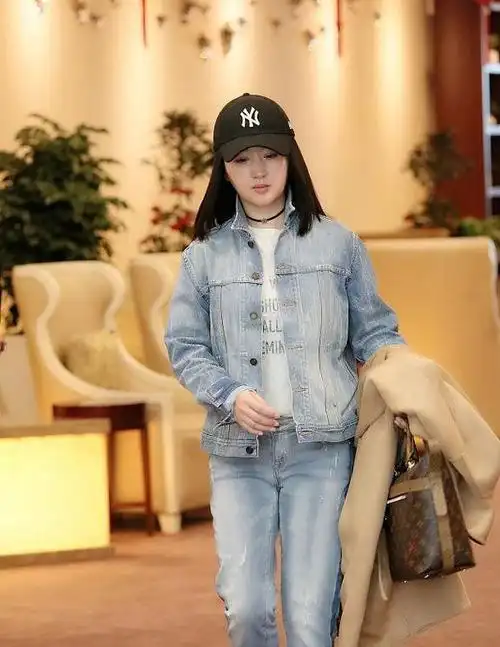 48岁杨钰莹又穿牛仔套装走机场,这回搭超短裤,身材好得更明显了