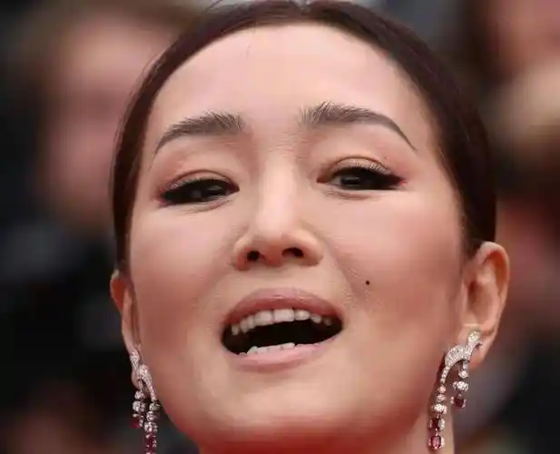 巩俐在戛纳的造型明显老了,要想优雅地老去,还需要调整和完善_牙齿