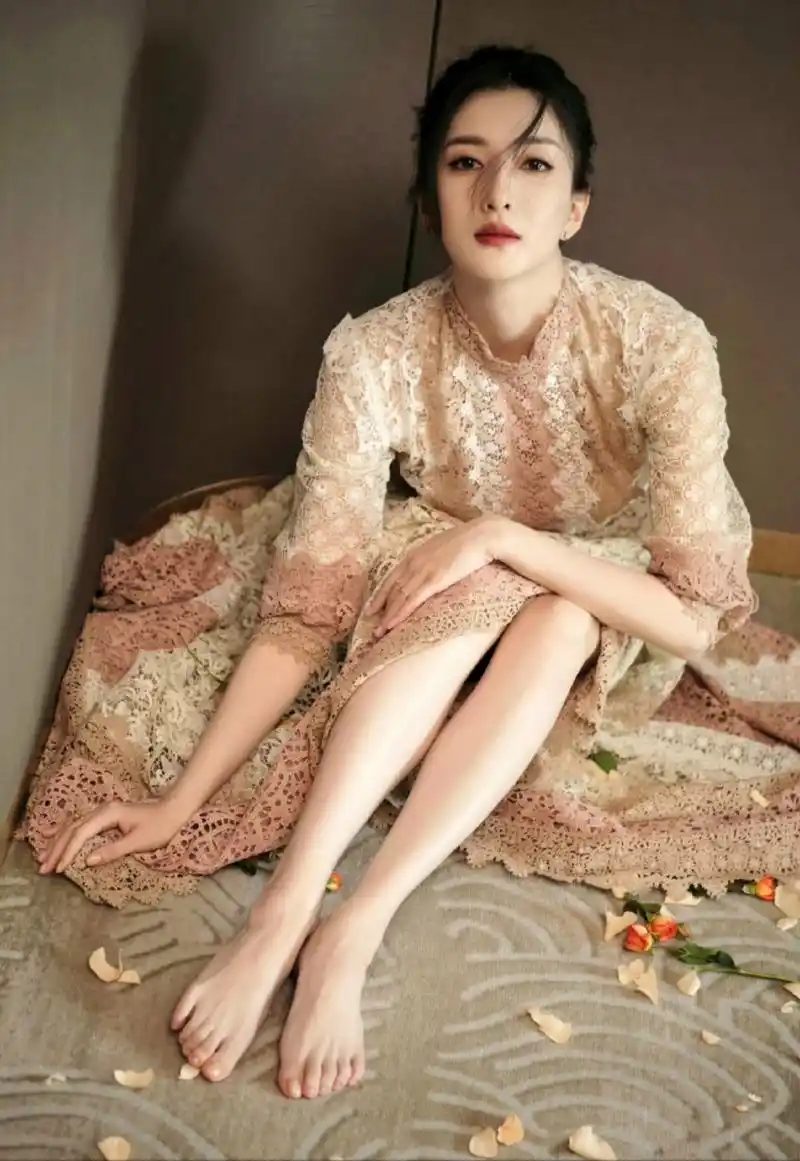 江疏影的脚丫怎么这么好看呀,不仅人美玉足也性感!