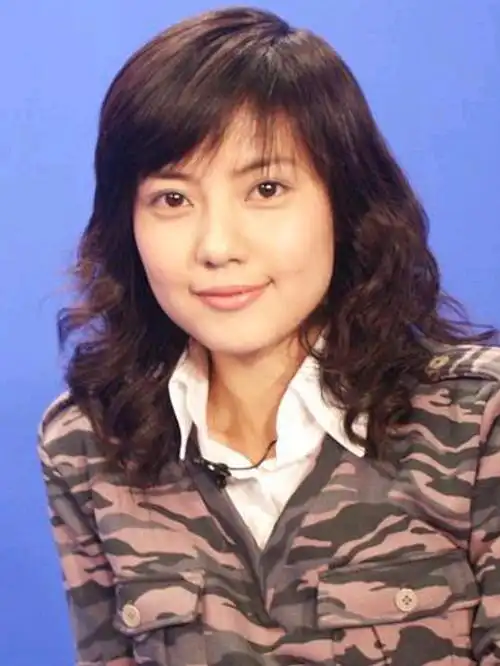 高圆圆的脸型是方脸,下颌角非常明显,而且几乎接近于120°,但也正是