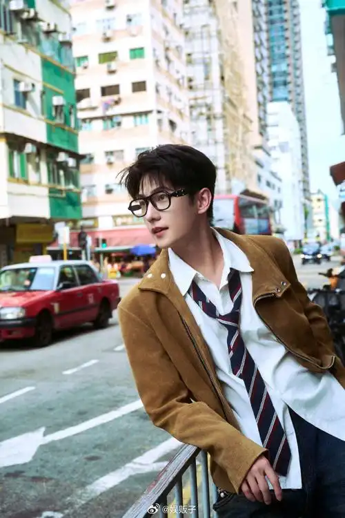 杨洋街头酷boy##杨洋街头手捧鲜花