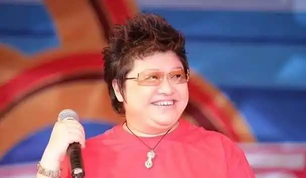 韩红自曝上大学那会是校花看到她18岁的照片后我被惊艳到了