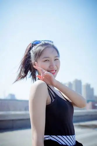 天台上长腿美眉开怀大笑高清写真照片,非主流美女