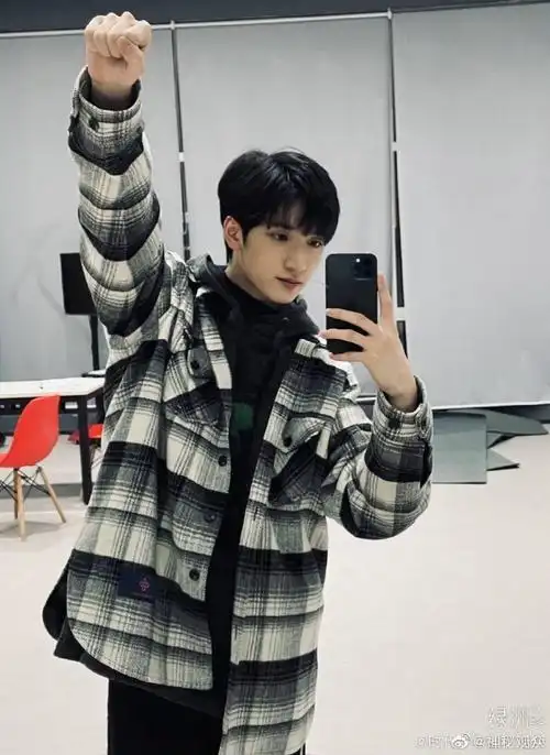 严浩翔晒间隙对镜自拍