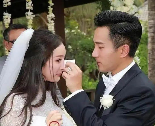 17岁杨幂被49岁成龙搂在怀里的旧照网友整没整容一目了然