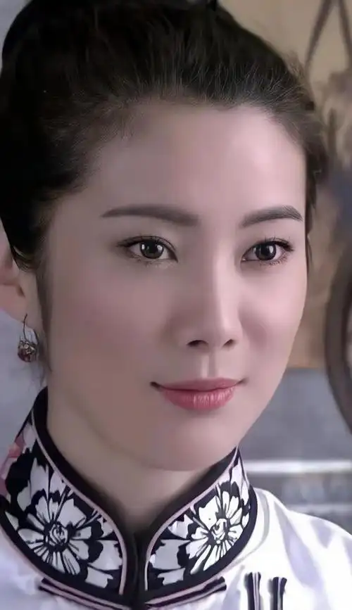 王珂穿旗袍很耐看穿上军装更漂亮