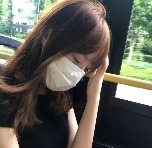 戴口罩女生头像
