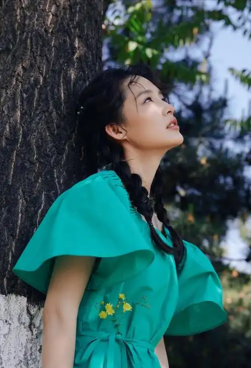 32岁李沁晒出清新唯美写真扎麻花辫扮嫩令人心动