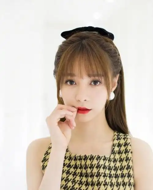 沈梦辰穿格子裙俏丽可人高马尾空气刘海好少女美翻了