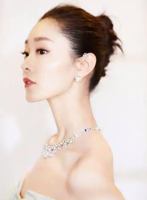 宋轶绿色镂空抹胸长裙时尚写真_衣架子_身材_网友