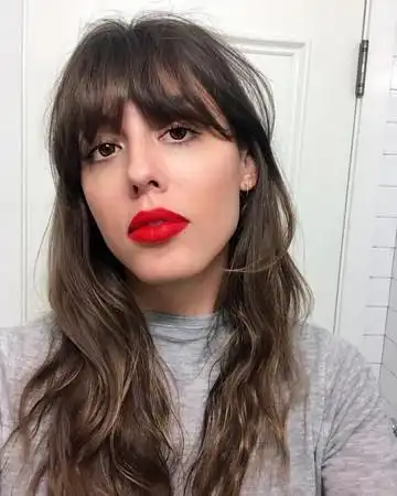 法国it-girl violette靠唇色翻玩造型,全球粉丝飙涨中