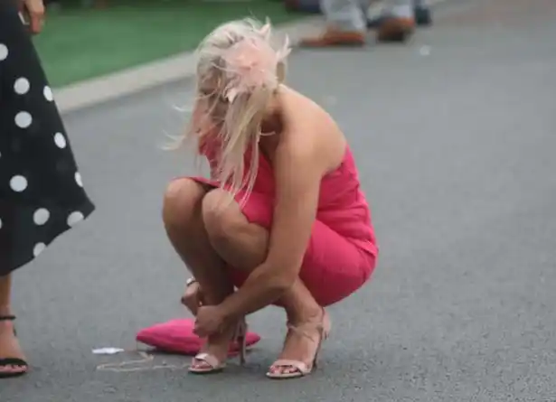 个小巷子了吐了起来,高跟鞋被甩在一边,光着的脚旁边就是自己的呕吐物