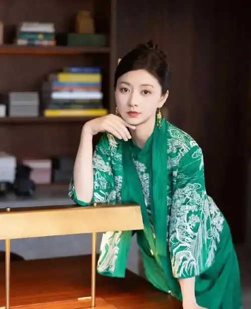 在《甄嬛传》这部剧中,孙俪扮演的角色成为了宫斗剧中不可或缺的女