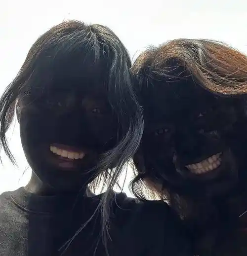 云南摸黑节最新表情包诞生,老板:刚进来的是我老婆不,听声音像_黑猫