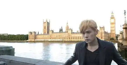 原创周杰伦晒20年前旧照网友被帅哭了奶茶夺走了我们的男神