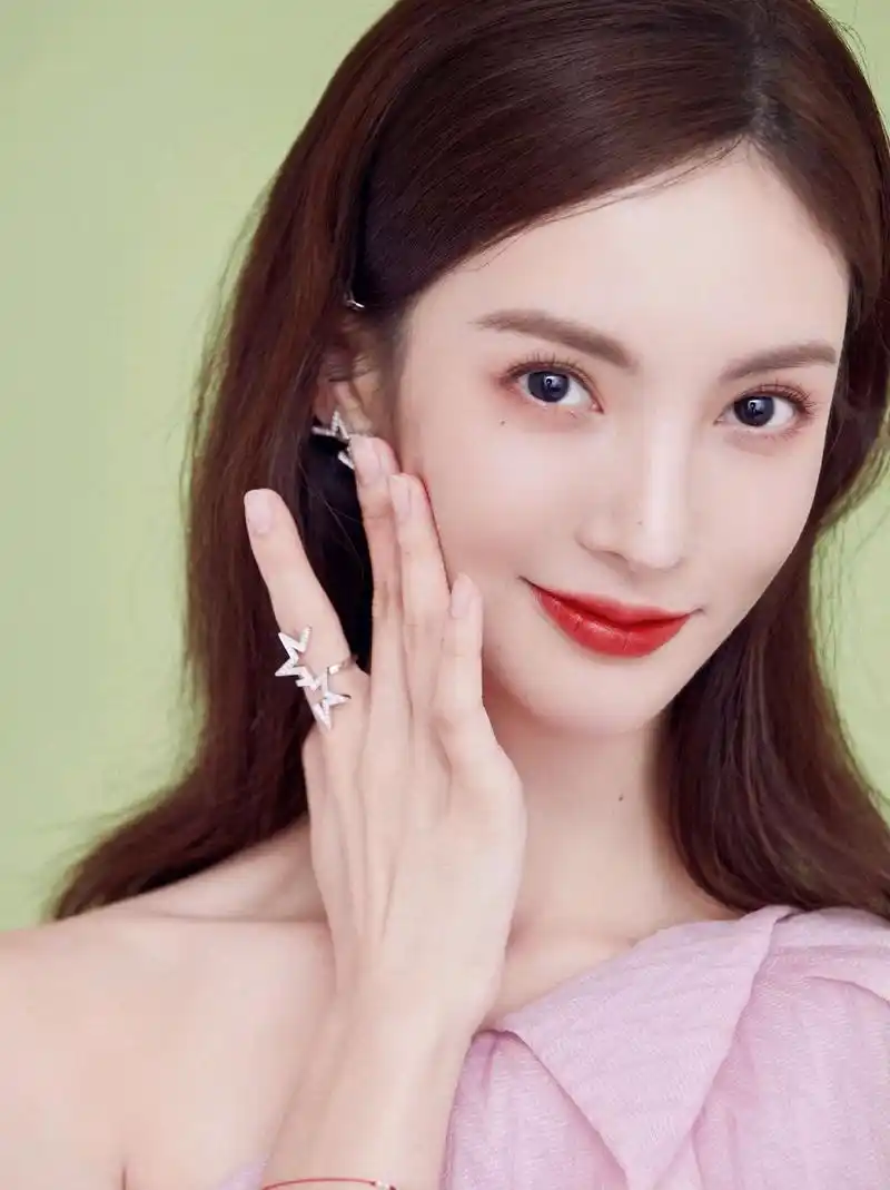 金晨好甜美身着粉色连衣裙配蓬松发型看似很简约却精致高级